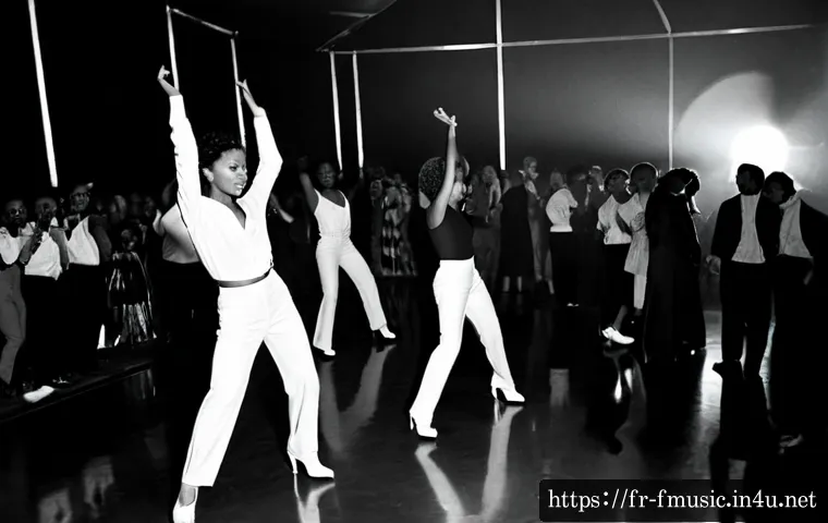 마돈나 Vogue 곡의 장르와 문화적 영향 - Photorealistic late-1980s Paris dance club scene capturing the house music and voguing culture influ...